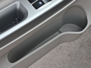 2012款1.5L 自动运动版 前门储物空间