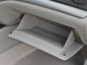 2012款1.5L 自动运动版 手套箱