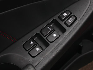 2013款1.5T 自动劲酷版 主驾车窗控制区	