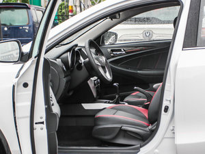 2013款1.6L 手动俊酷版 前排空间