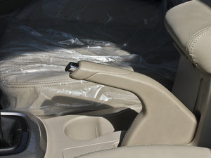 2013款1.6L 手动精英版 京V 驻车制动器
