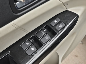 2013款1.6L 手动豪华版 京V 主驾车窗控制区	