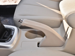 2014款1.6L 手动精英版  驻车制动器