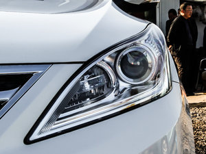 2014款1.6L 手动尊贵版  大灯