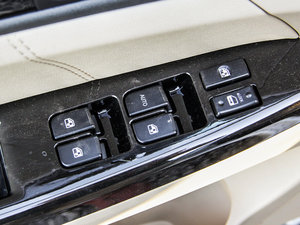 2014款1.6L 手动尊贵版  主驾车窗控制区	