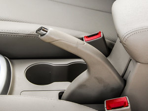 2014款1.6L 手动尊贵版  驻车制动器