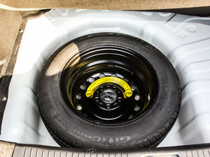 2014款1.6L 手动尊贵版  备胎