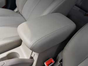 2014款1.6L 自动尊贵版  中央扶手箱