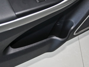 2014款1.6L 手动豪华版 前门储物空间