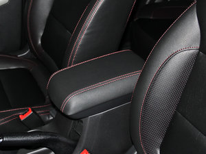 2014款1.6L 手动豪华版 中央扶手箱