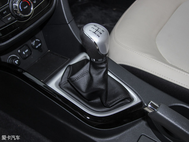 長安乘用車2015款悅翔V7