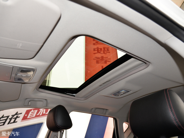 现款(2015款)长安cs35中,高配型号车款配有电动天窗.