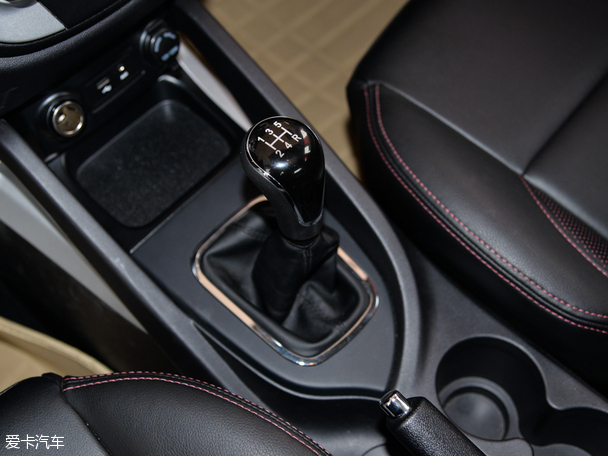 现款(2015款)长安cs35配备5挡手动变速箱或4挡手自一体变速箱.