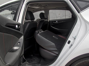 2015款1.6L 手动锐酷型 国IV 后排座椅放倒