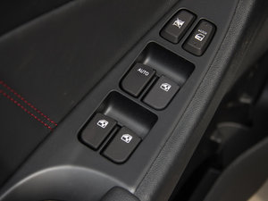 2015款1.6L 手动锐酷型 国IV 主驾车窗控制区	