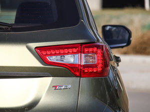 2016款1.5T 手动卓越型 尾灯