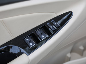 2016款1.6L 自动风尚型 主驾车窗控制区	