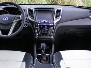 2017款1.6L 自动智领型 中控台