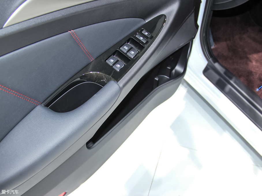 2017݄PHEV {Ӱ 1.6L քI