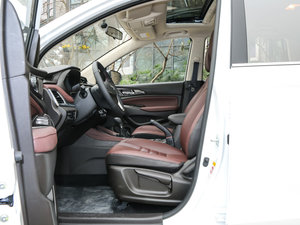 2017款1.6L 手动进取型 前排空间