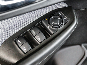 2019款435T Redline CVT驰锐版 国VI 主驾车窗控制区	