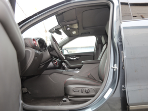 2020款RS 650T Twin-Clutch四驱7座擎版 前排空间
