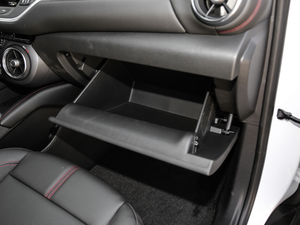 2020款Redline 650T 5座型版 手套箱