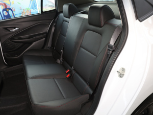 2021款Redline 325T 自动欣耀版 后排座椅