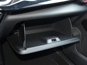 2022款1.5T CVT RS蜂芒版 手套箱
