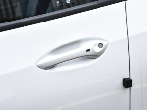 2022款1.5T CVT RS蜂潮版 主驾门拉手