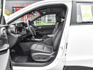 2022款1.5T CVT RS蜂潮版 前排空间