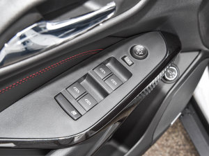 2022款1.5T CVT RS蜂潮版 主驾车窗控制区	