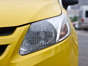 2010款1.2L EMT理想版 大灯