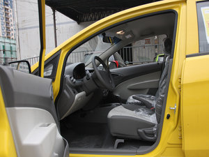 2010款1.2L EMT理想版 前排空间