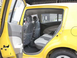 2010款1.2L EMT理想版 后排空间