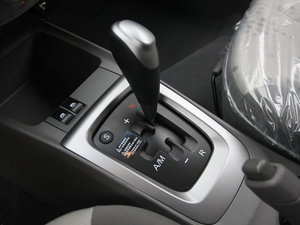 2010款1.2L EMT理想版 换挡杆