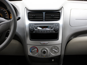 2010款1.2L EMT理想版 中控台