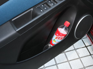 2011款1.6T 手动 SE  前门储物空间