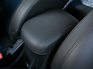 2011款1.6T 手动 SE  中央扶手箱