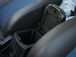 2011款1.6T 手动 SE  空间座椅