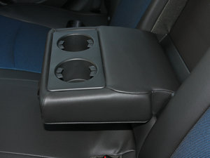 2011款1.6T 手动 SE  后排中央扶手