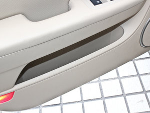 2011款1.8L 自动豪华版 前门储物空间