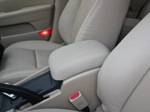 2011款1.8L 自动豪华版 中央扶手箱
