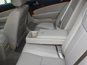 2011款1.8L 自动豪华版 后排中央扶手
