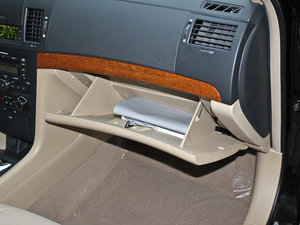 2011款1.8L 自动豪华版 手套箱