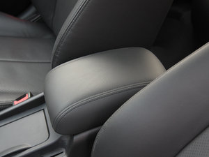 2012款1.8L 自动豪华导航版 中央扶手箱