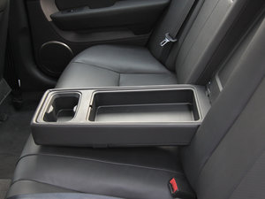 2012款1.8L 自动豪华导航版 后排中央扶手