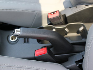 2011款1.6 SX MT  驻车制动器
