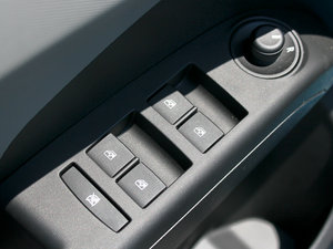2011款1.6 SX MT  主驾车窗控制区	