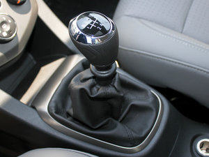 2011款1.6 SX MT  换挡杆